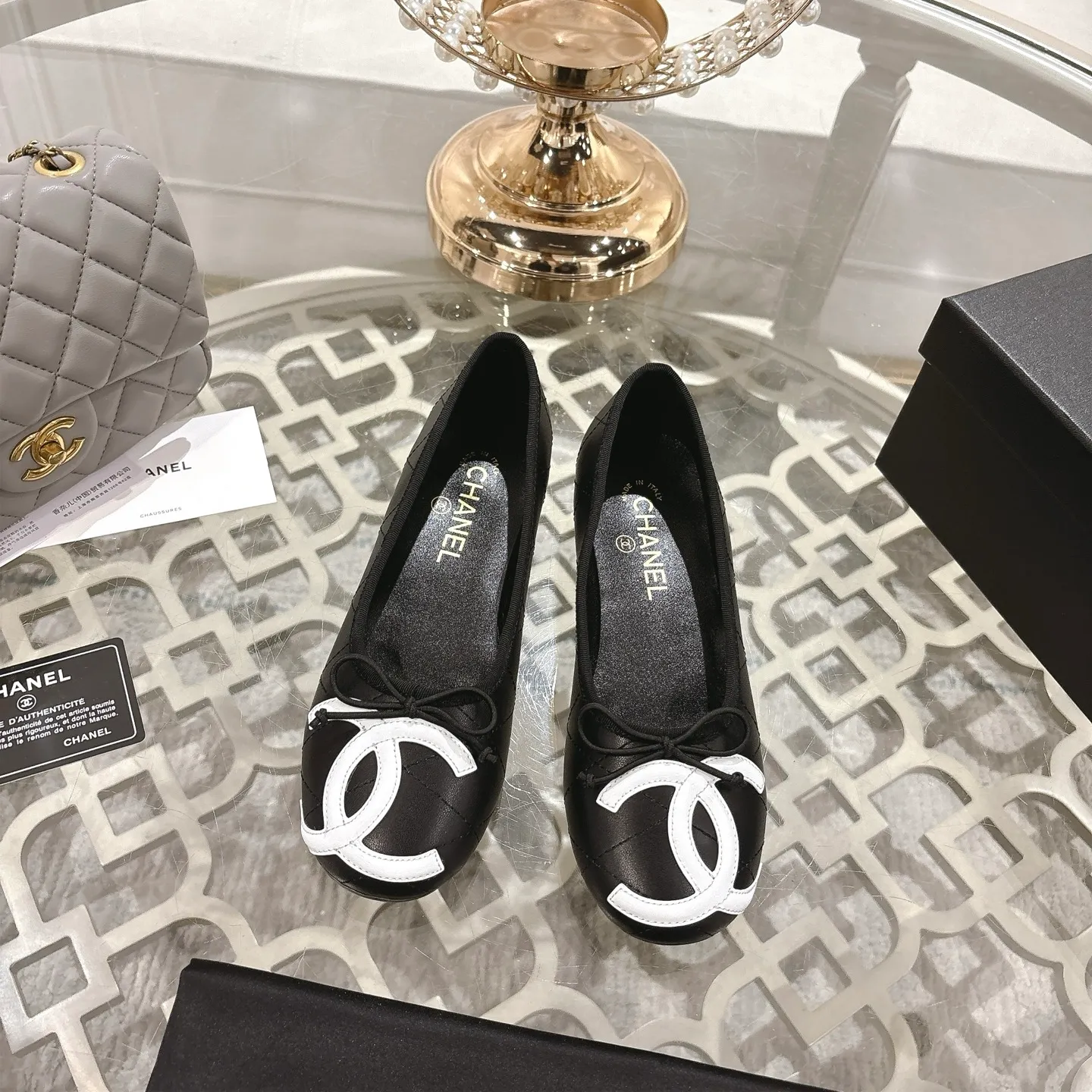 👟👟Ex-factory price 540👟👟 Women's shoes, women's clothing, women's shoes, women's clothing [Purchasing-grade quality] CHANEL Xiaoxiang 25/A new summer bow-tie shoes 💃 This pair of "dancing shoes" is so beautiful! Made of cowhide fabric + exquisite electric embroidery, every detail exudes a sense of high-end ~ classic bow design, Italian genuine leather sole, comfortable and elegant on the feet, a perfect must-have for fairies!  🌟 All counters are from the same source! All materials are customized according to the original 1:1, and are developed and patterned from genuine products. The quality is absolutely assured ~ a classic that must be bought every year, a versatile artifact that looks great whether paired with skirts or jeans!  💖 The perfect finishing touch for summer outfits, sisters, just do it! 👉 Fabric: Imported sheepskin Lining: Imported sheepskin Outsole: Private molded outsole Size: 35-40 Leather surface